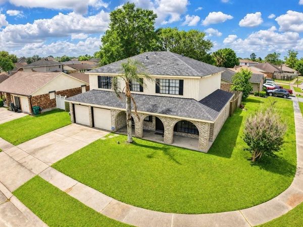 2024 SPANISH OAKS Drive, Harvey, LA 70058