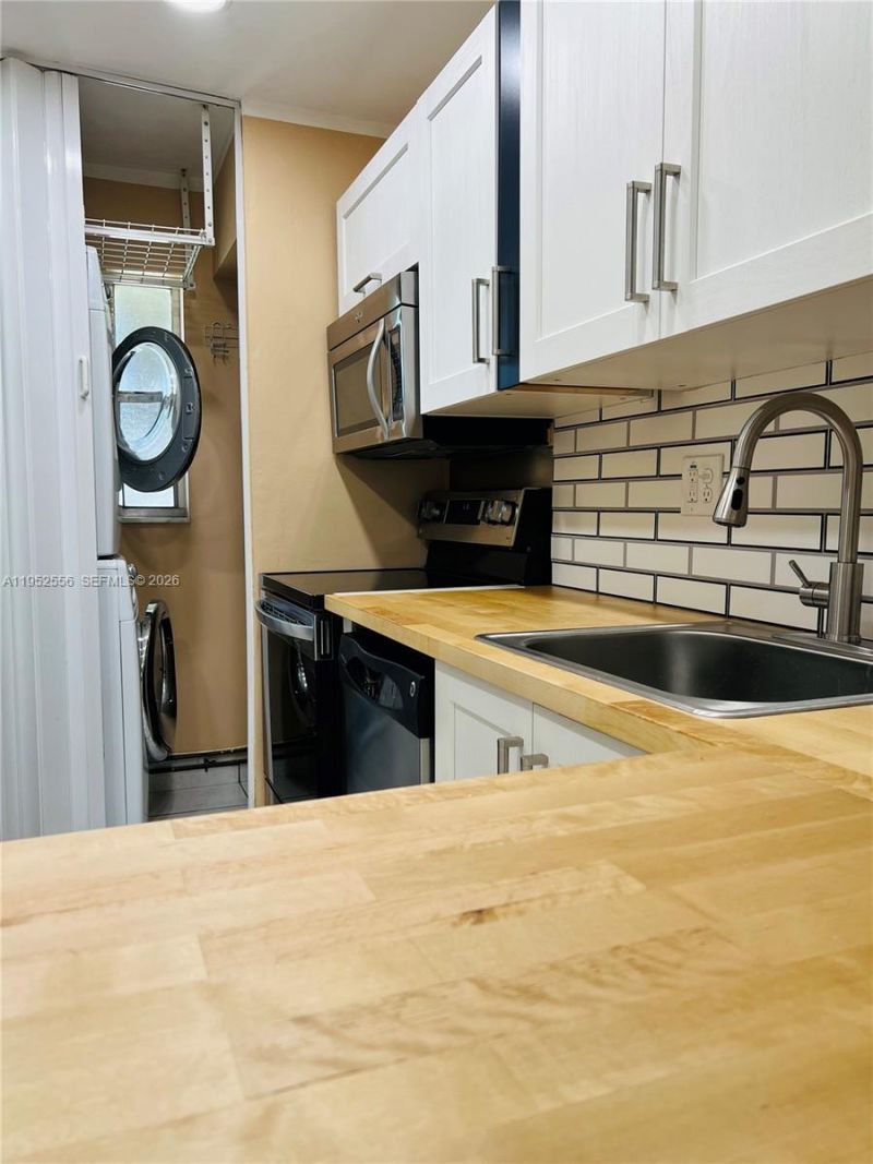 8000 Fairview Dr, Unit 310, Tamarac, FL 33321 Photo