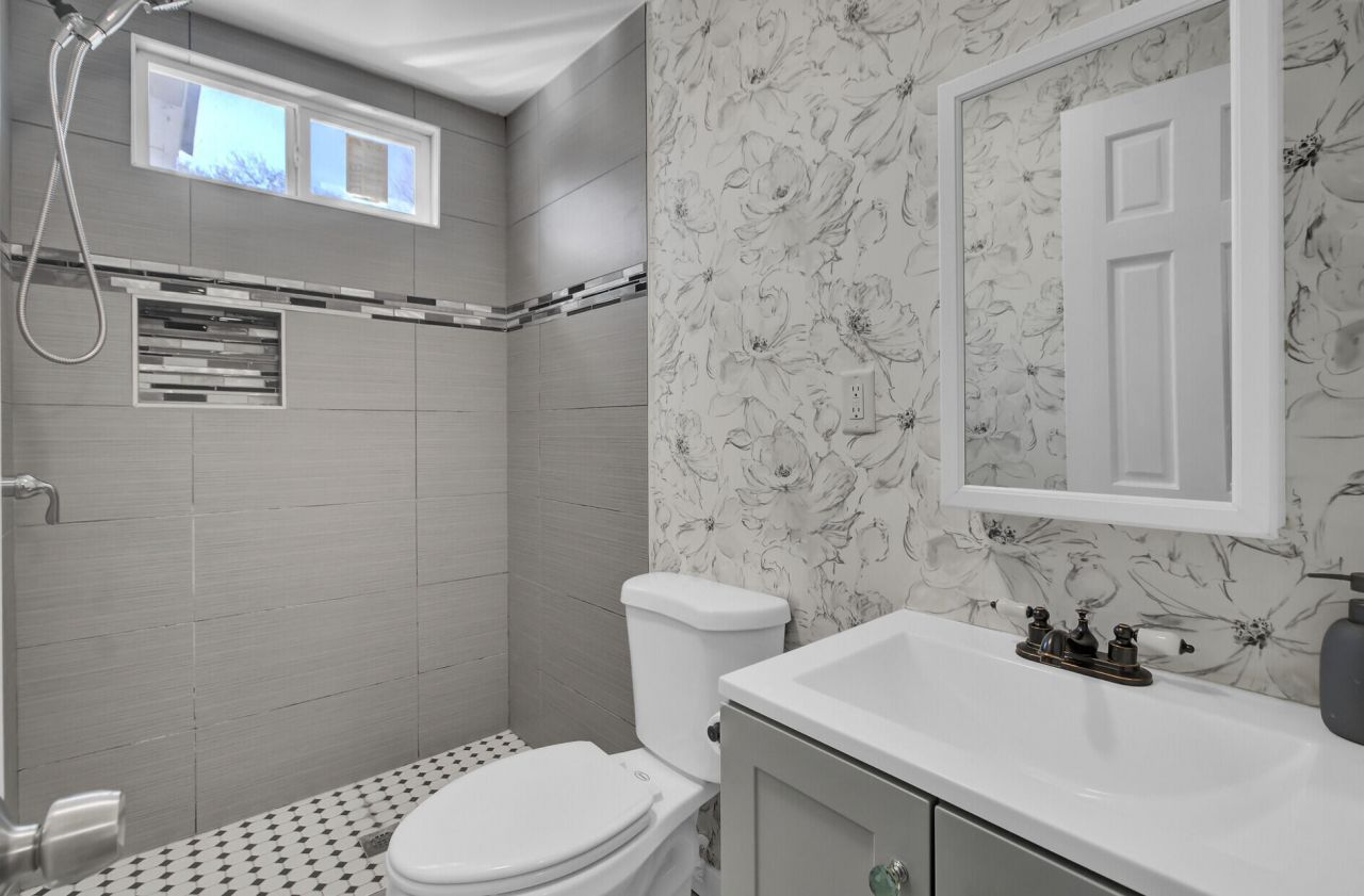 1904 Iris Street Photo 16