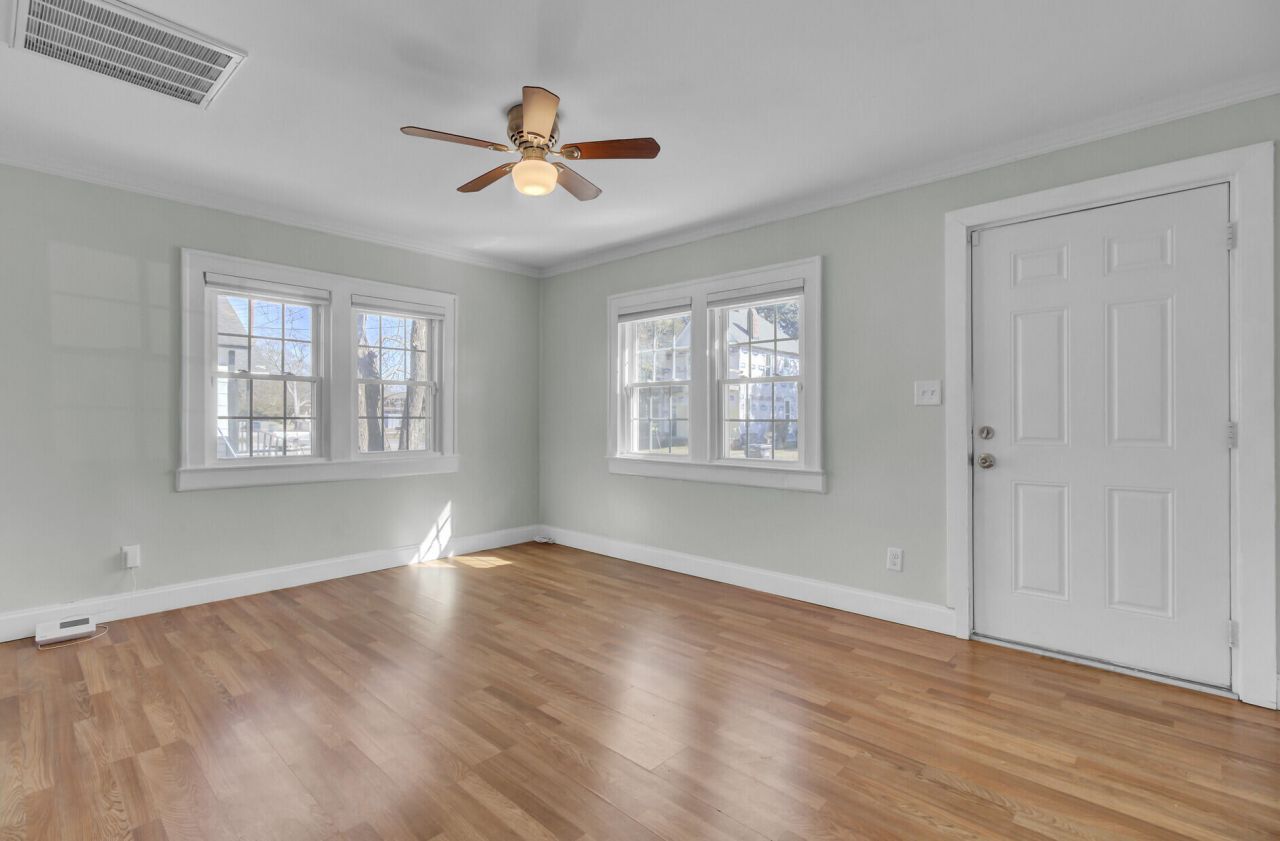 1904 Iris Street Photo 5