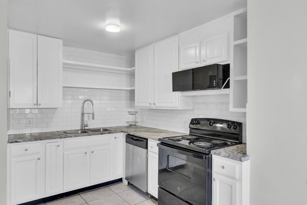 1904 Iris Street Photo 7