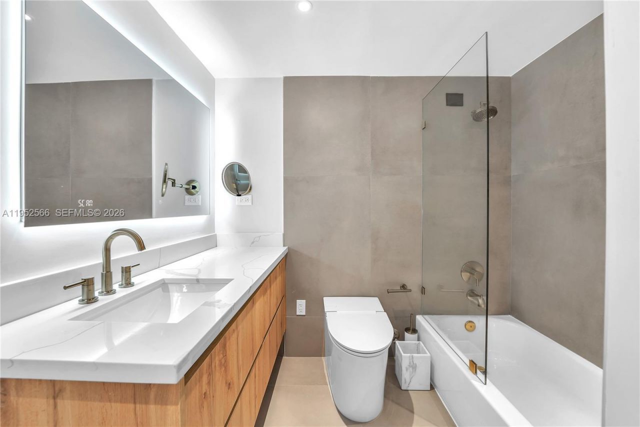 1000 West Ave, Unit 408, Miami Beach, FL 33139 Photo