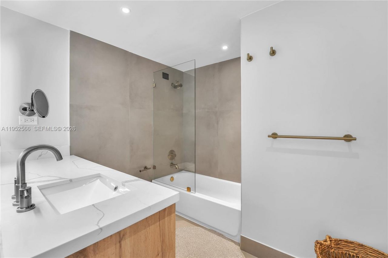 1000 West Ave, Unit 408, Miami Beach, FL 33139 Photo