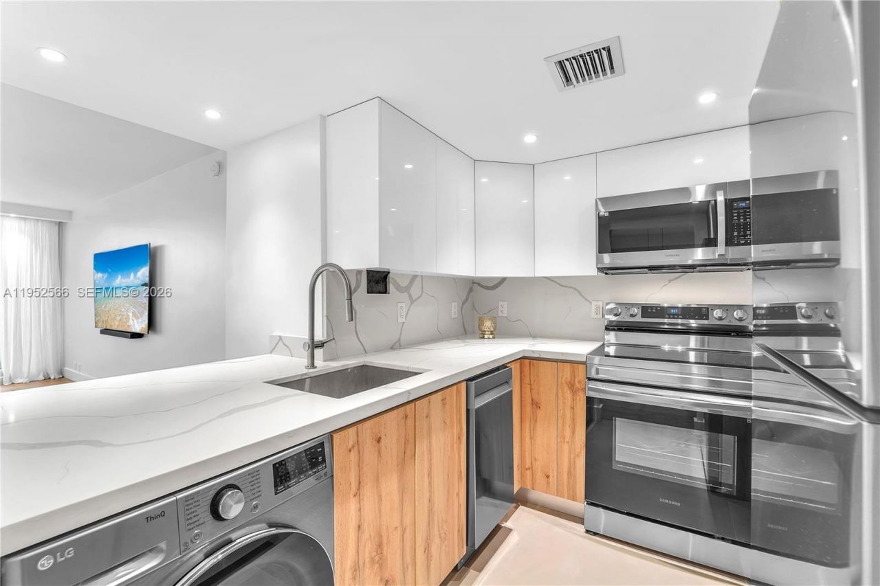 1000 West Ave, Unit 408, Miami Beach, FL 33139 Photo