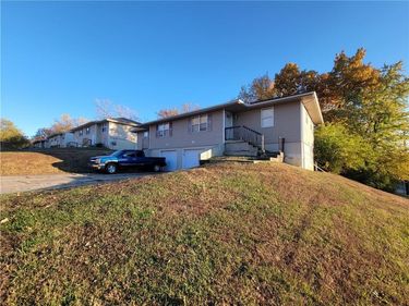 325-327 NW 62nd Terrace, Gladstone, MO 64118