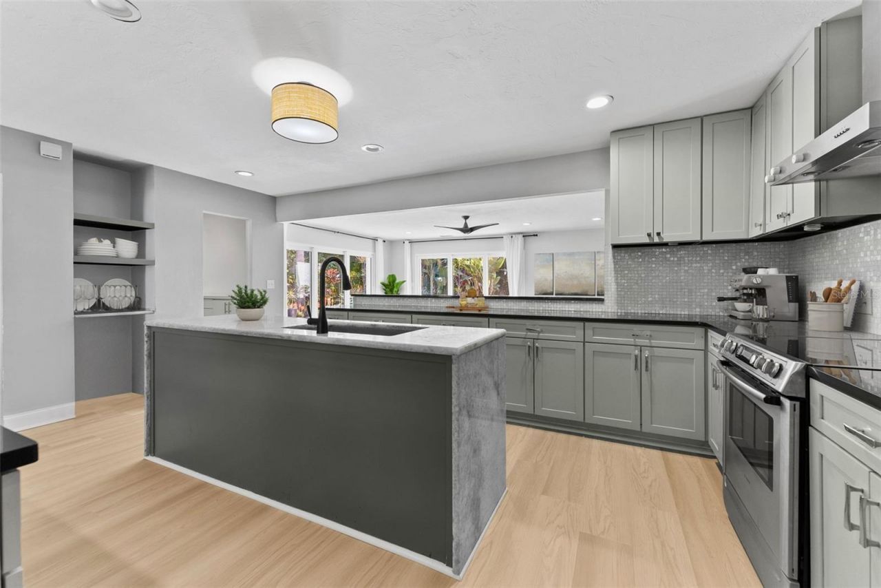 1740 S Orange Avenue, Sarasota, FL 34239 Photo