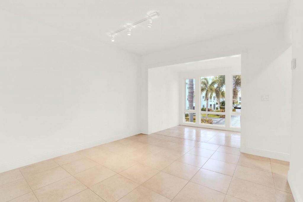 32 Colonial Club Drive, Unit 203, Boynton Beach, FL 33435 Photo