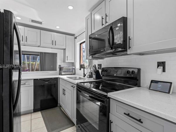 8009 NW 29th St, Sunrise, FL 33322