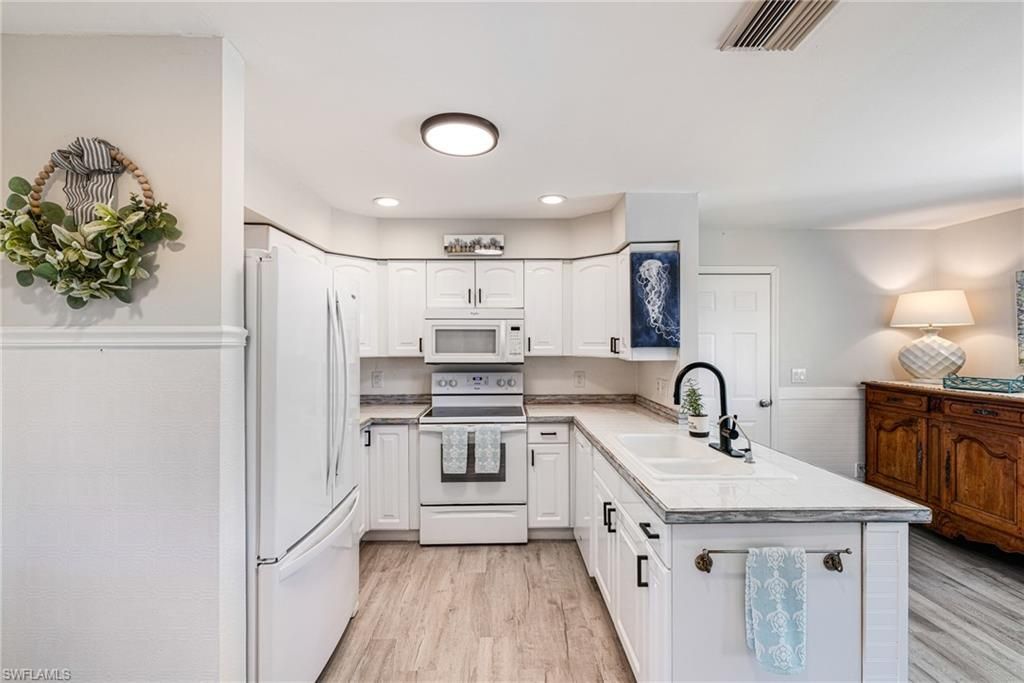 20520 Pine Tree Ln, Estero, FL 33928 Photo