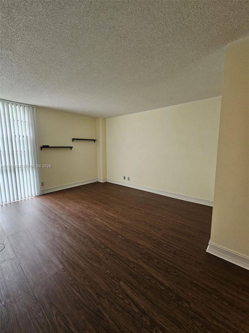 3401 N Country Club Dr , Unit 310, Aventura, FL 33180 Photo