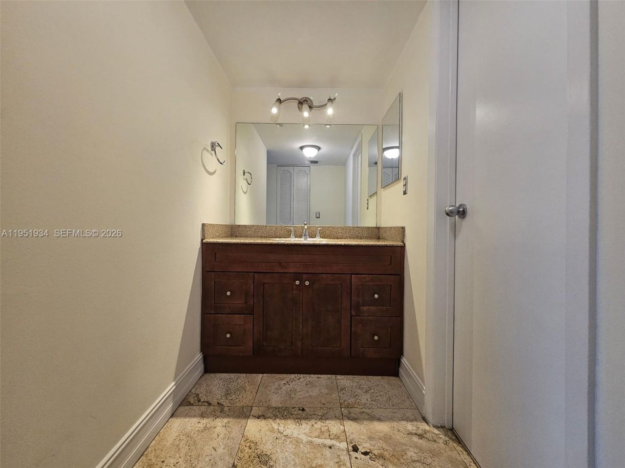 3401 N Country Club Dr , Unit 310, Aventura, FL 33180 Photo