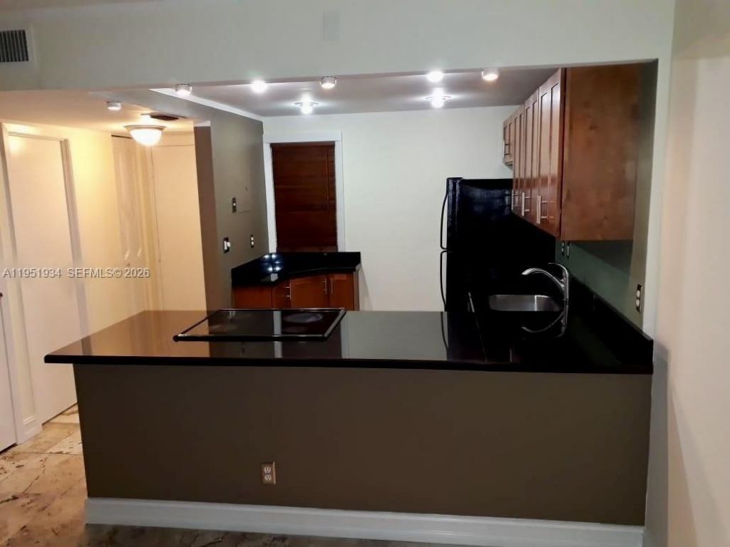 3401 N Country Club Dr , Unit 310, Aventura, FL 33180 Photo
