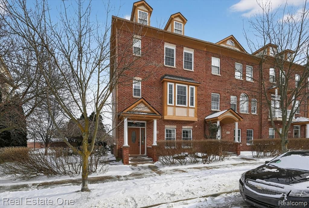 1615 Town Commons Drive, Howell, MI 48855 Main Photo