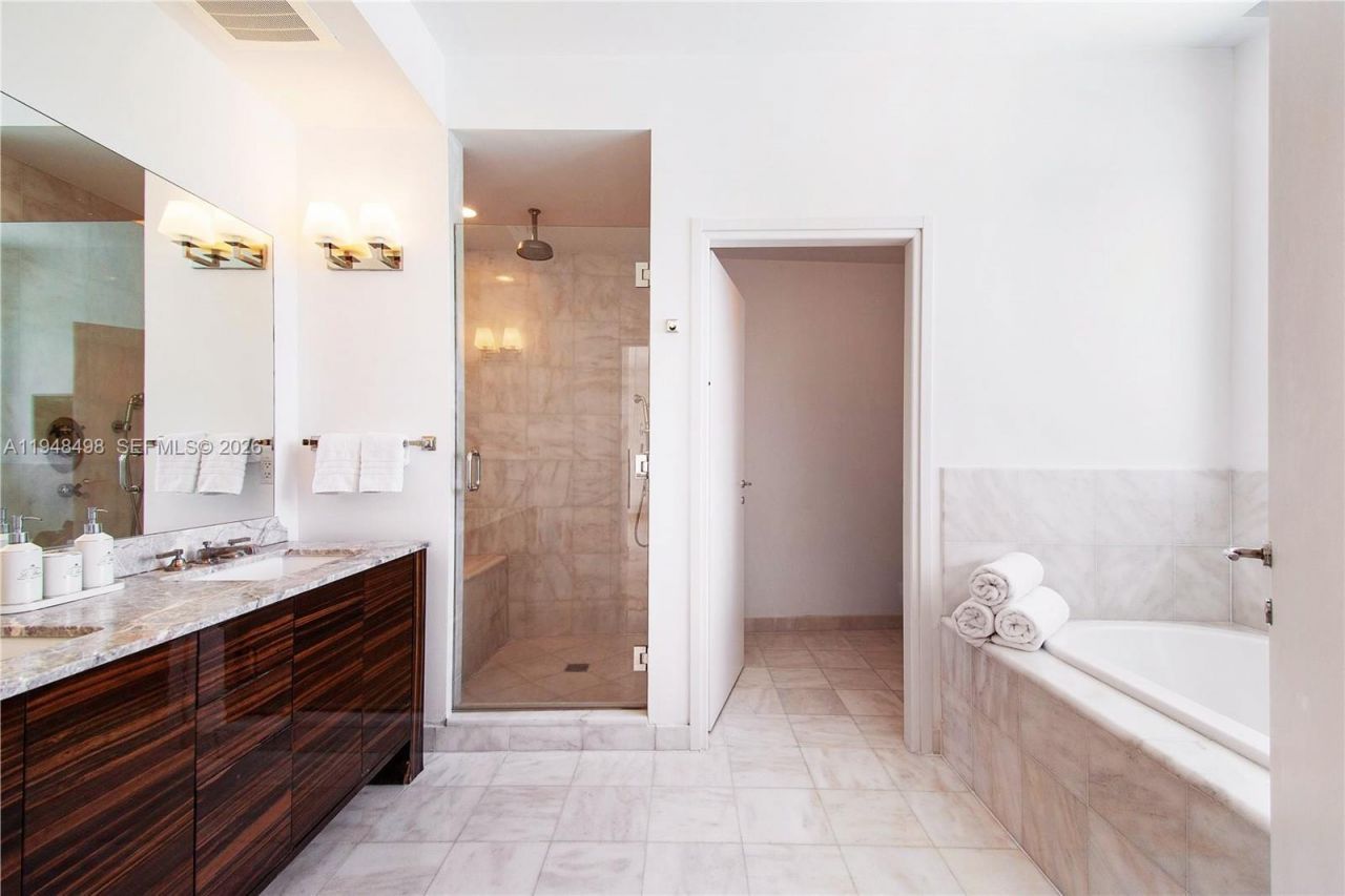 50 S Pointe Dr, Unit TWN2, Miami Beach, FL 33139 Photo