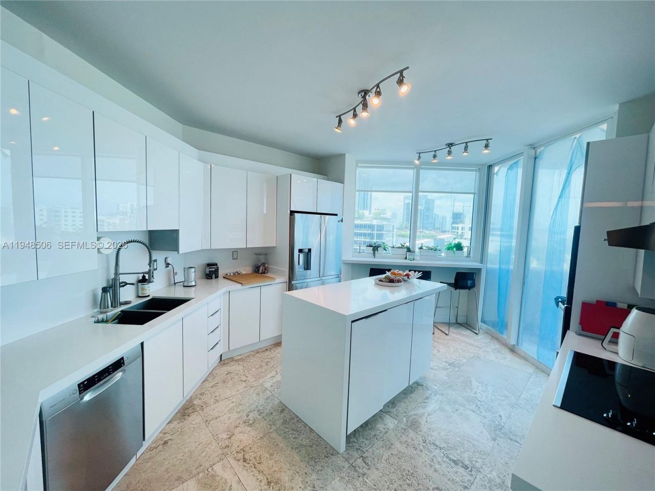 300 S Pointe Dr , Unit 705, Miami Beach, FL 33139 Photo