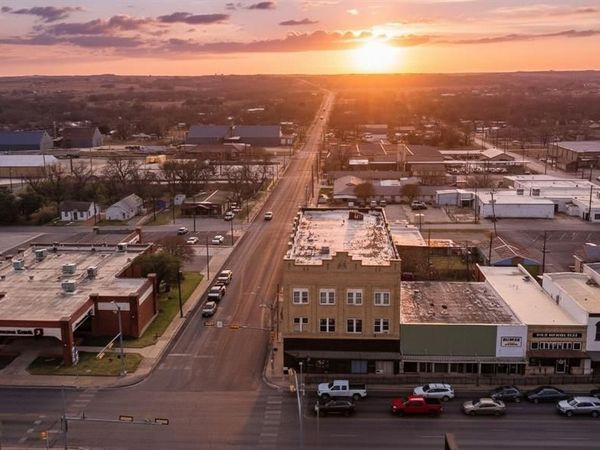 100 W Central Avenue, Comanche, TX 76442