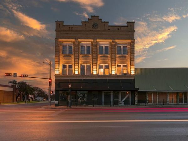 100 W Central Avenue , Comanche, TX 76442