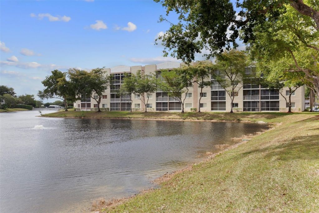 9551 Weldon Circle, Unit 404, Fort Lauderdale, FL 33321 Photo
