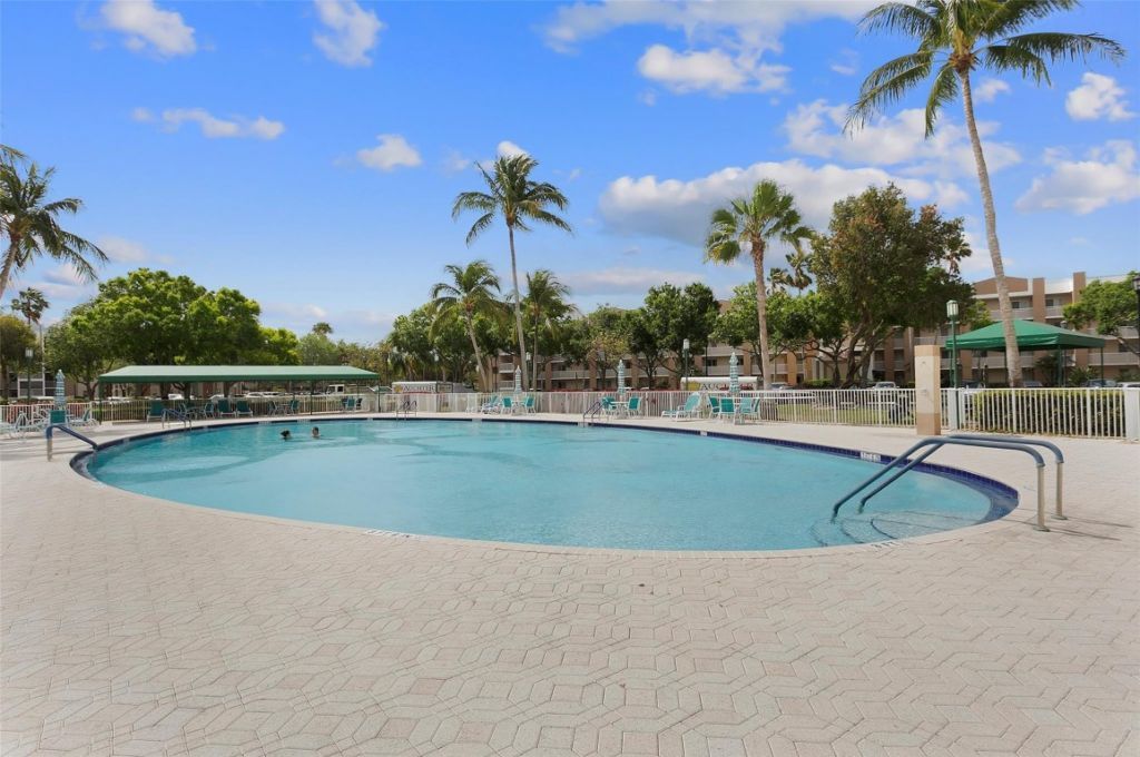 9551 Weldon Circle, Unit 404, Fort Lauderdale, FL 33321 Photo