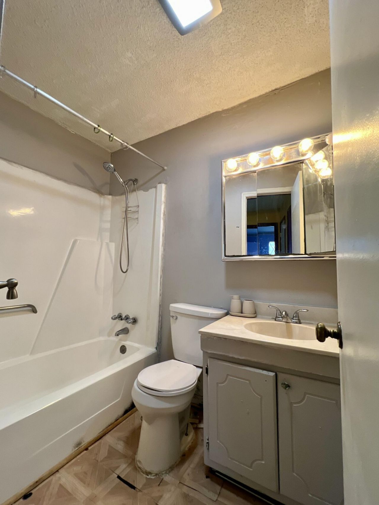 303 Pembrook Street Photo 14