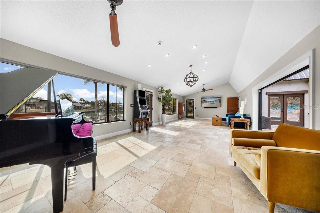 452 SE Paradise Point Road, Crystal River, FL 34429 Photo