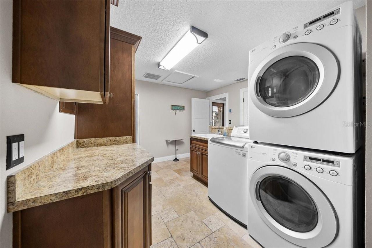 452 SE Paradise Point Road, Crystal River, FL 34429 Photo