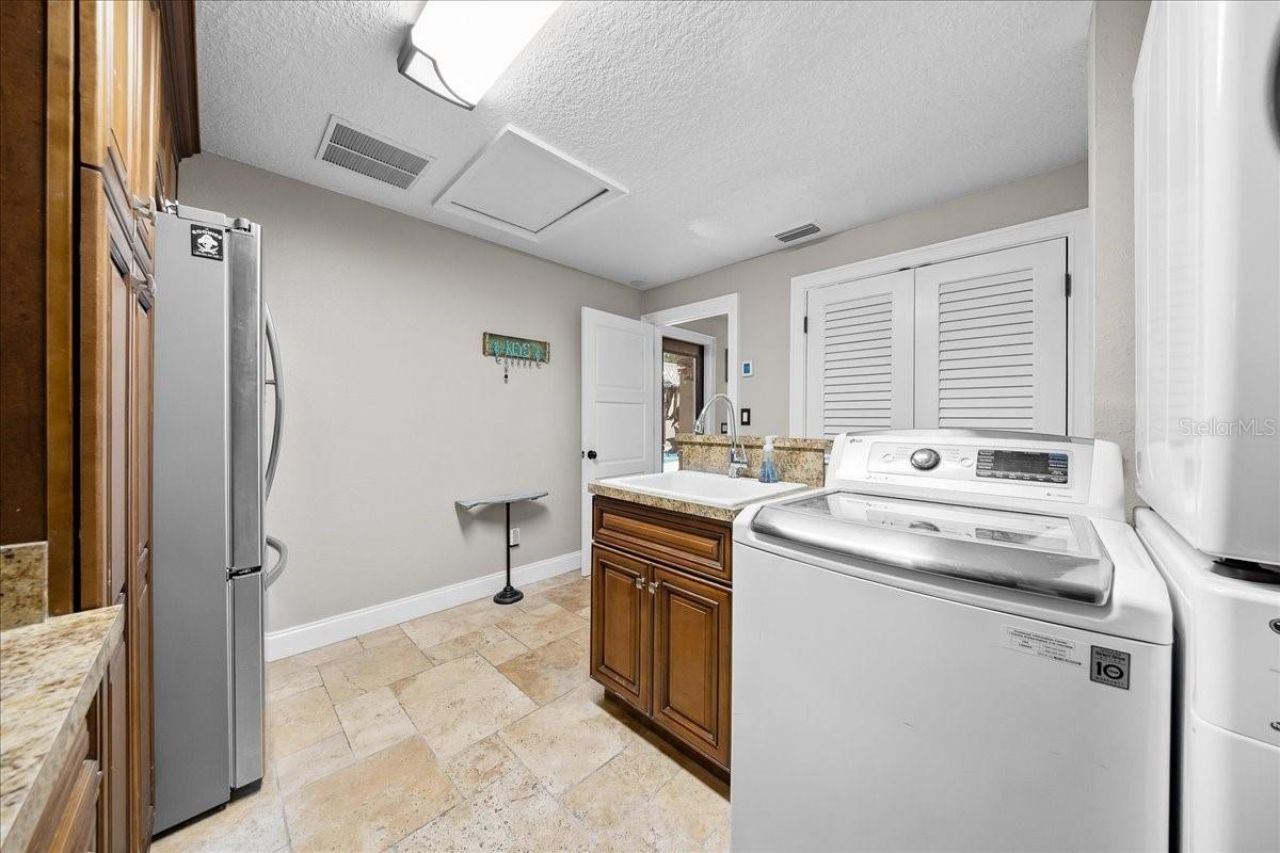 452 SE Paradise Point Road, Crystal River, FL 34429 Photo