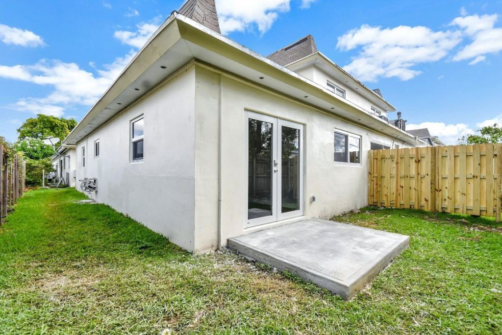 2466 Taylor Street, Unit 205, 2B, 3, Hollywood, FL 33020 Photo