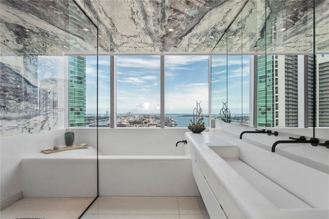 851 NE 1st Ave , Unit 3411, Miami, FL 33132 Photo