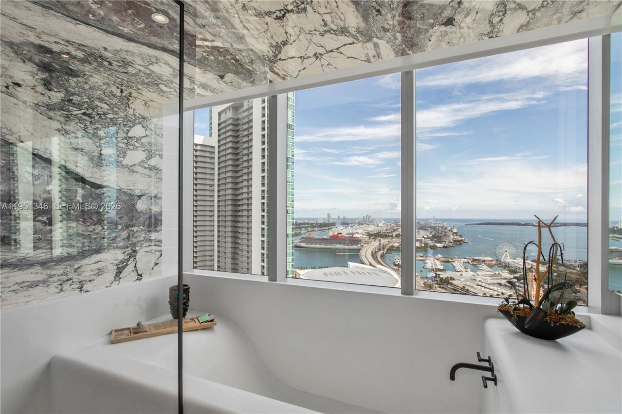 851 NE 1st Ave , Unit 3411, Miami, FL 33132 Photo