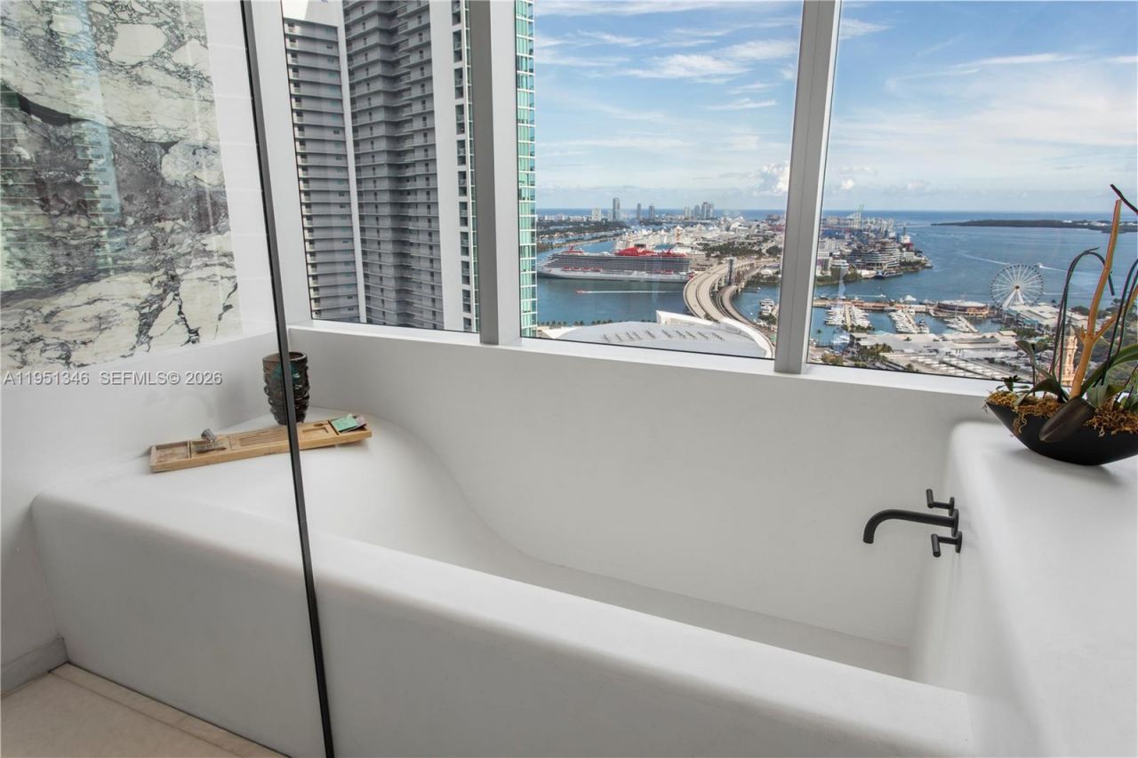 851 NE 1st Ave , Unit 3411, Miami, FL 33132 Photo