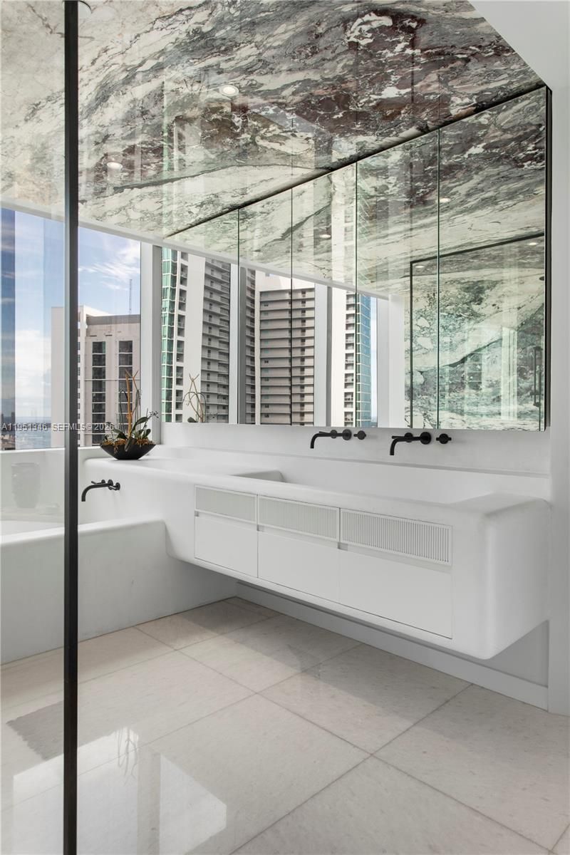 851 NE 1st Ave, Unit 3411, Miami, FL 33132 Photo