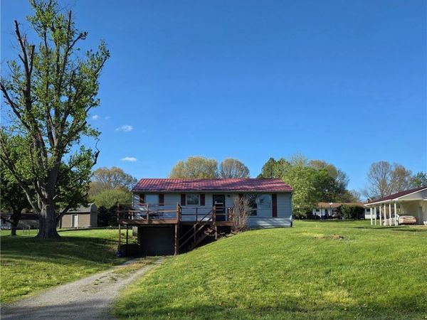 155 Sandy Drive SE, New Philadelphia, OH 44663