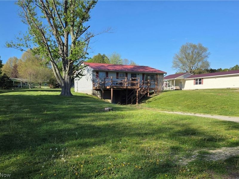 155 Sandy Drive SE, New Philadelphia, OH 44663 Photo 2