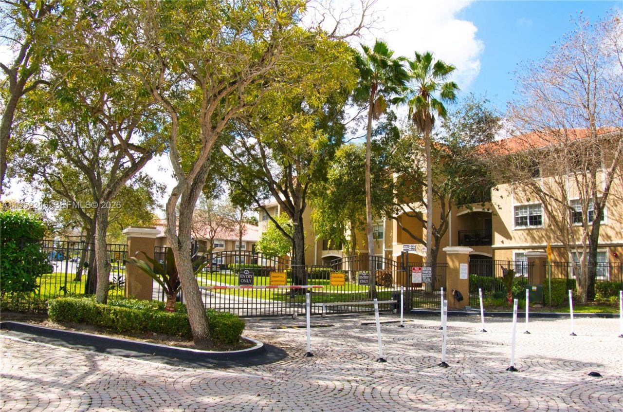 100 SW 117th Ter, Unit 2303, Pembroke Pines, FL 33025 Photo