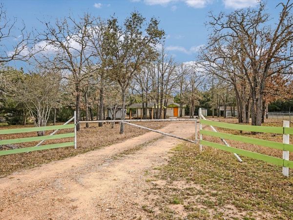 309 Stolle LN, Flatonia, TX 78941