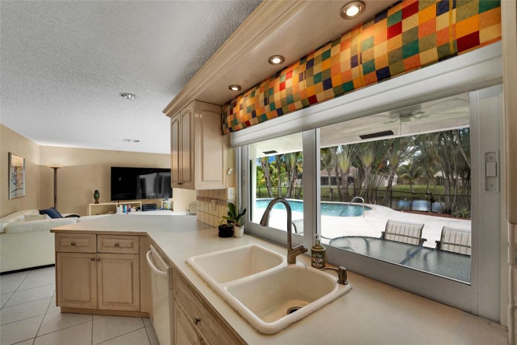 9800 NW 10th Court, Plantation, FL 33322 Photo