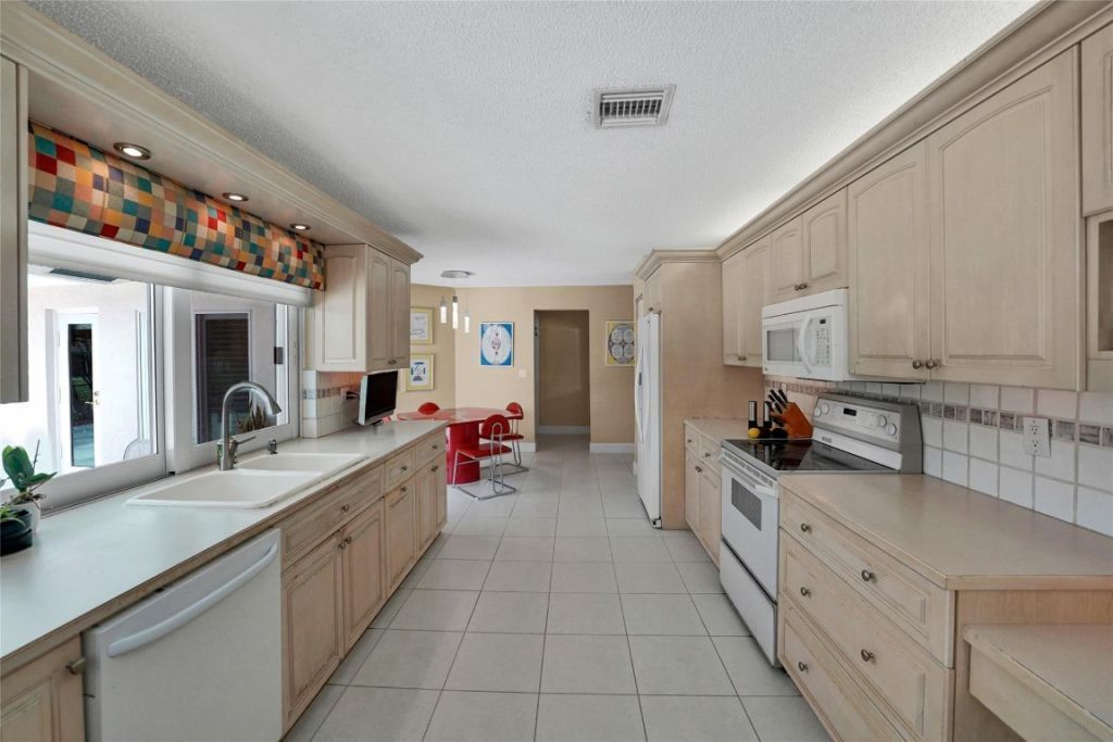 9800 NW 10th Court, Plantation, FL 33322 Photo