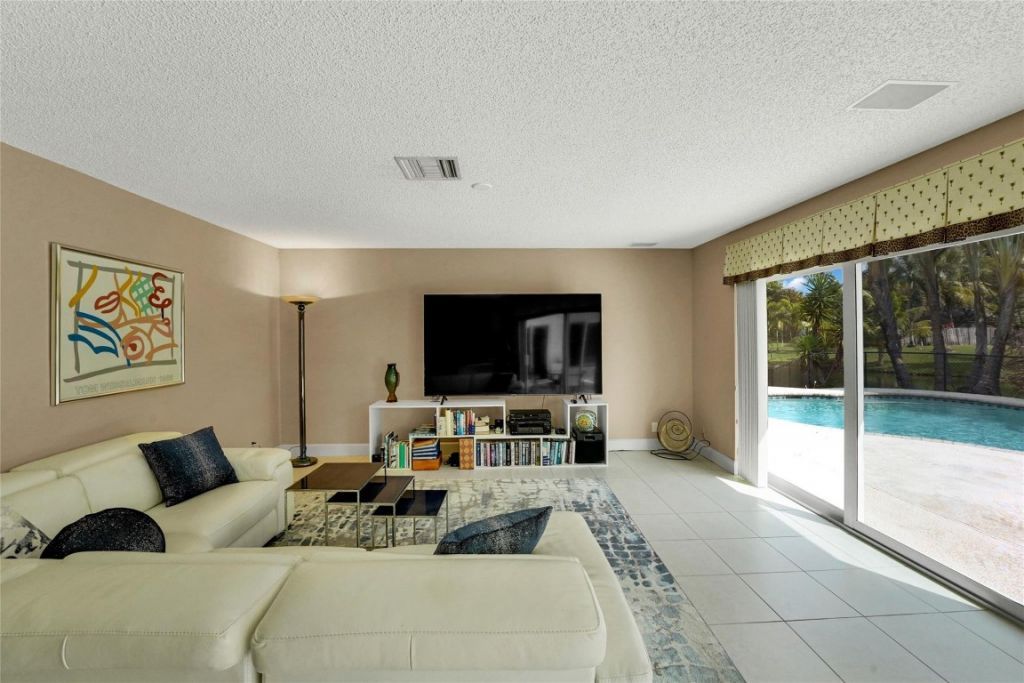 9800 NW 10th Court, Plantation, FL 33322 Photo