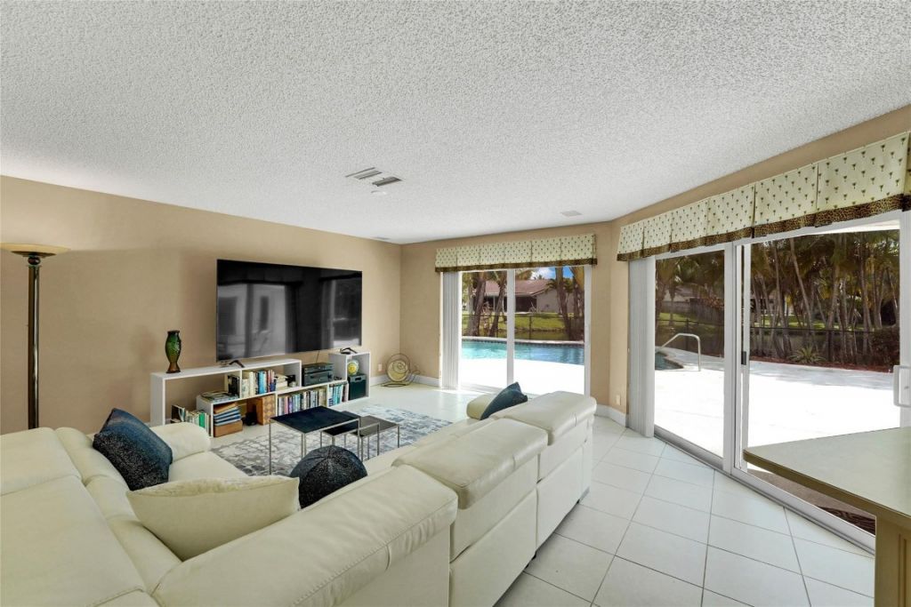 9800 NW 10th Court, Plantation, FL 33322 Photo