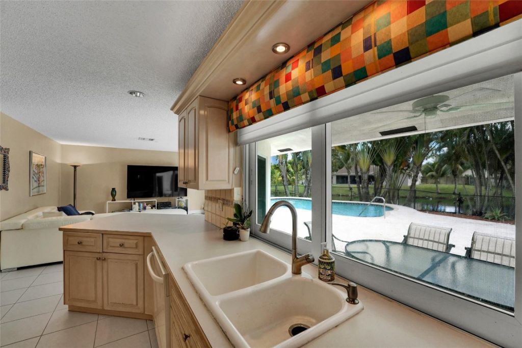 9800 NW 10th Court, Plantation, FL 33322 Photo