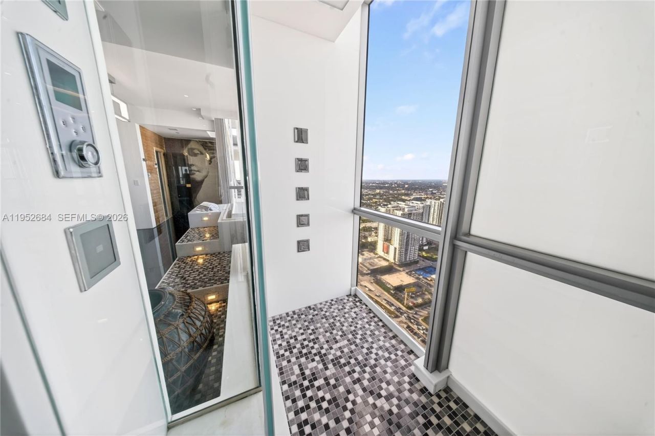 1100 Biscayne Blvd , Unit 5306, Miami, FL 33132 Photo