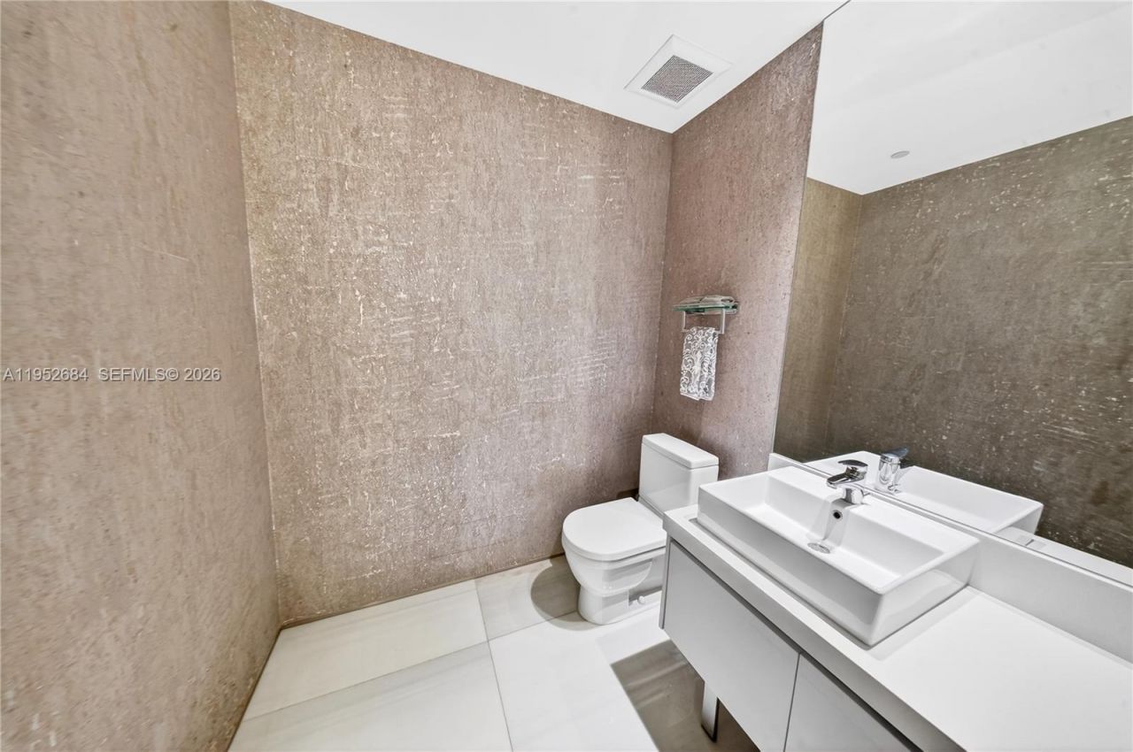 1100 Biscayne Blvd , Unit 5306, Miami, FL 33132 Photo