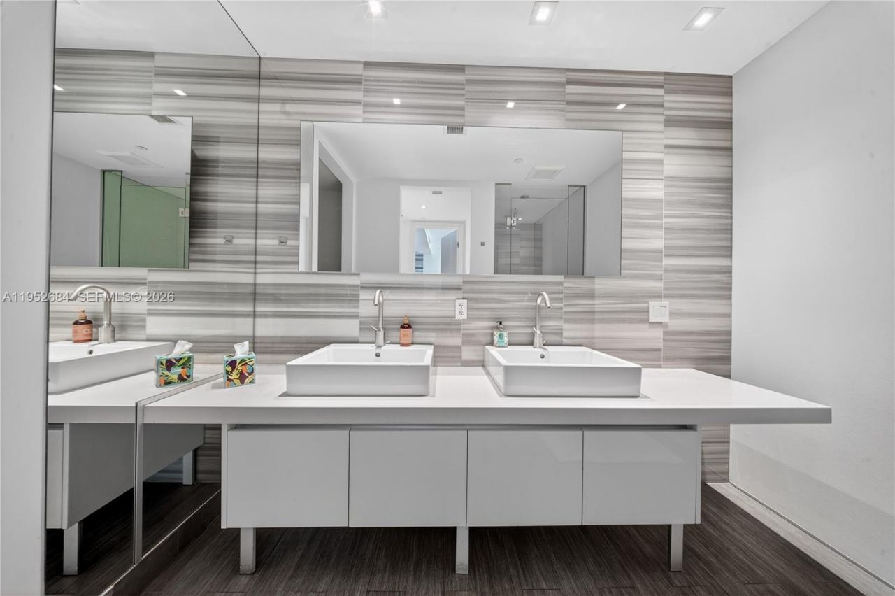 1100 Biscayne Blvd , Unit 5306, Miami, FL 33132 Photo