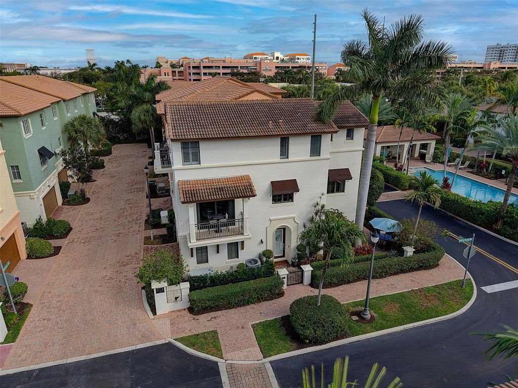 72 NW Chaucer Ln, Boca Raton, FL 33432 Photo