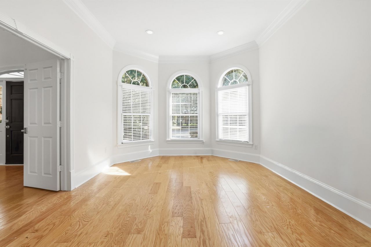 4504 Riverside Ln. Photo 8