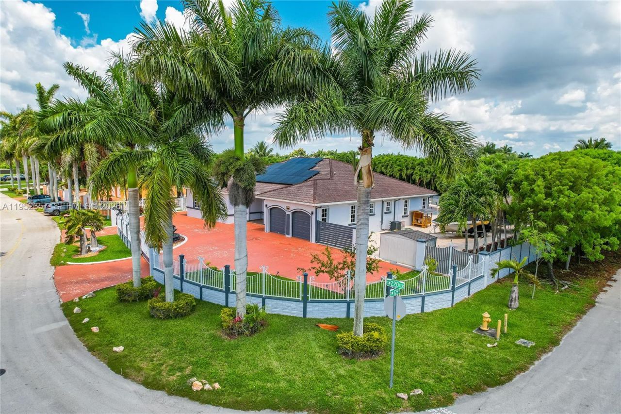 12969 SW 220th Ter , Miami, FL 33170 Photo