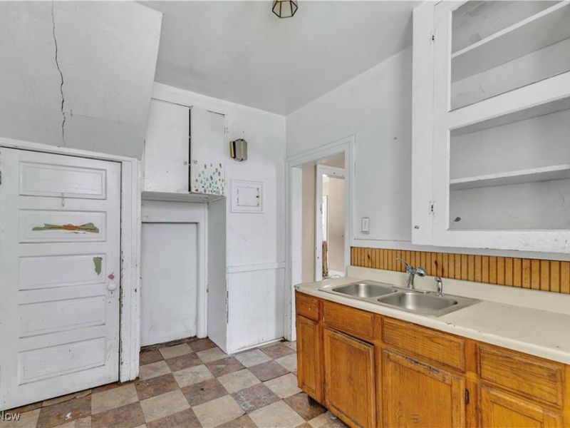 9407 Detroit Avenue, Unit 2, Cleveland, OH 44102 Photo 2