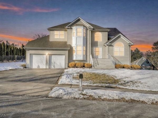 4 Bellows Ln, Montville, NJ 07082