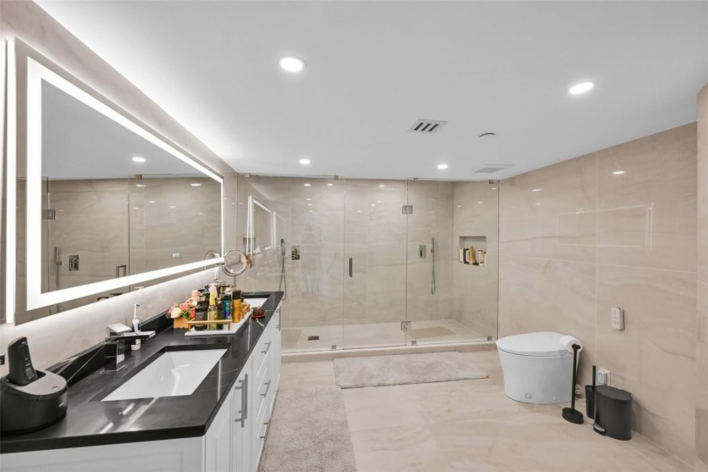 19667 Turnberry Way, Unit 20GR, Miami, FL 33180 Photo